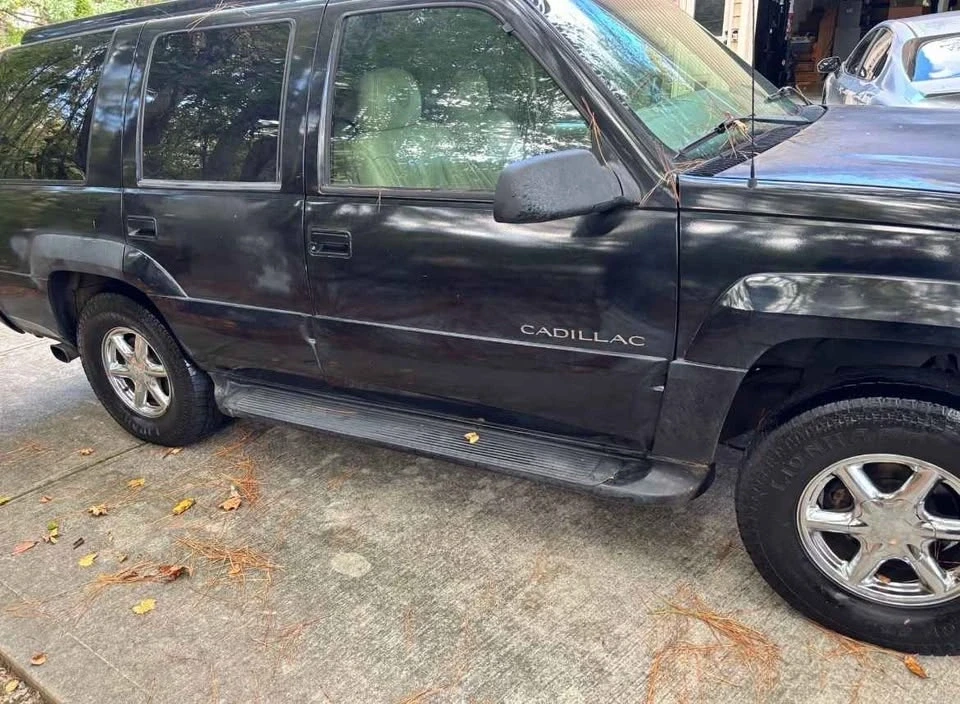 2000 Cadillac Escalade 1st Gen - Image 4 of 4