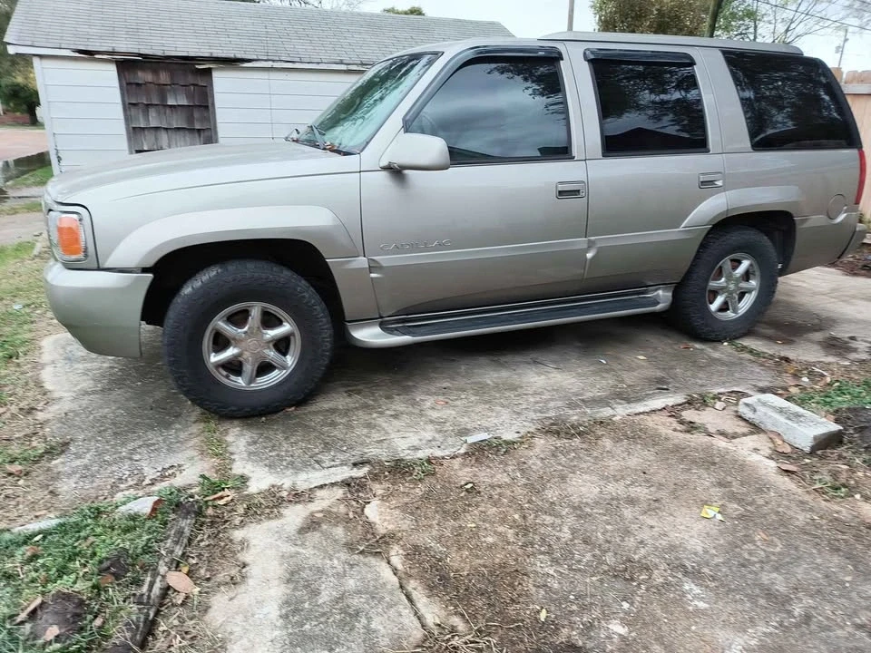 2000 Cadillac Escalade 1st Gen - Image 2 of 7