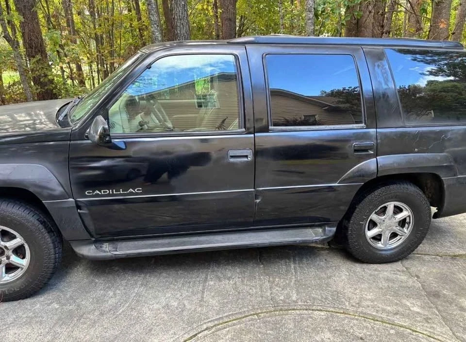 2000 Cadillac Escalade 1st Gen - Image 2 of 4