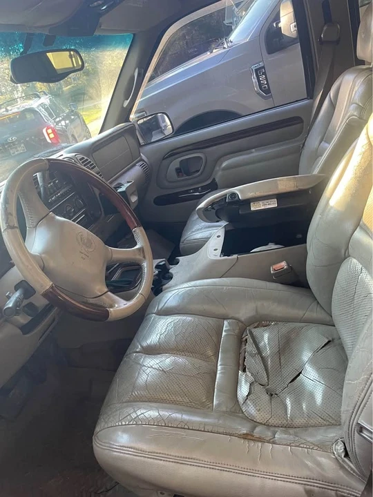2000 Cadillac Escalade 1st Gen - Image 2 of 6