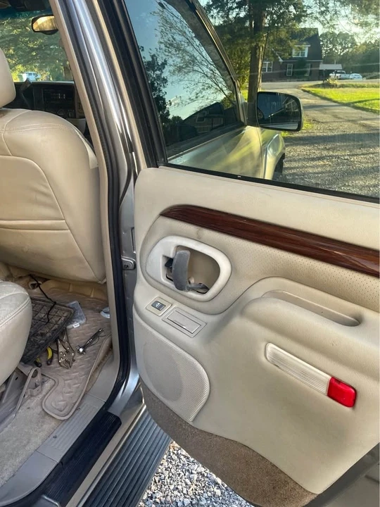 2000 Cadillac Escalade 1st Gen - Image 4 of 6