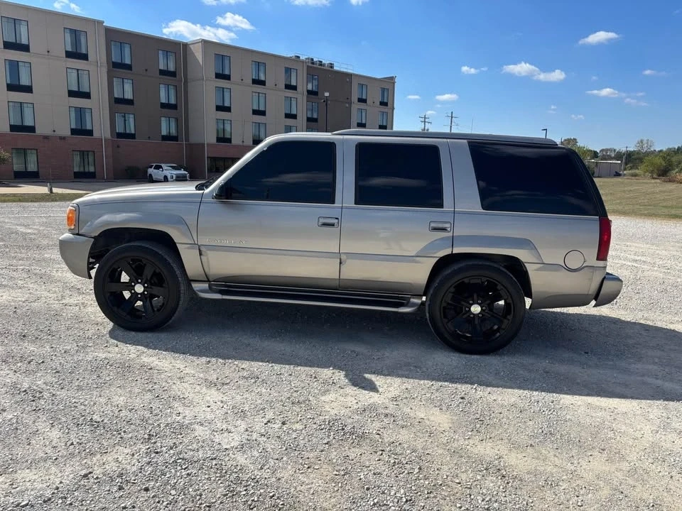 2000 Cadillac Escalade 1st Gen - Image 10 of 18