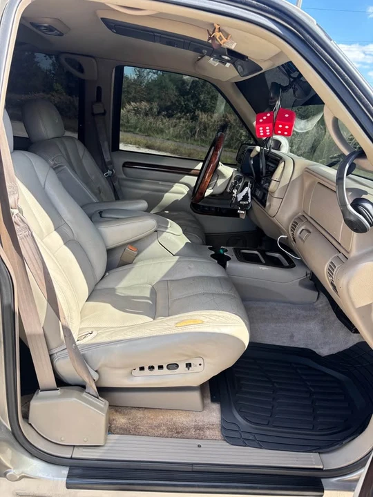 2000 Cadillac Escalade 1st Gen - Image 10 of 17