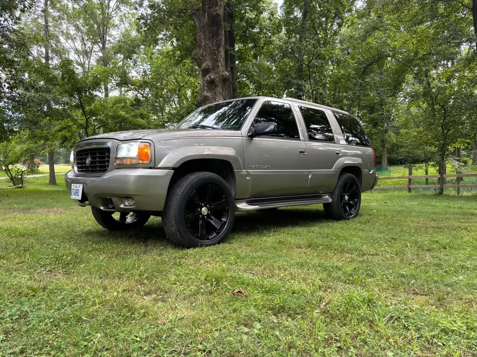 2000 Cadillac Escalade 1st Gen - Image 16 of 17