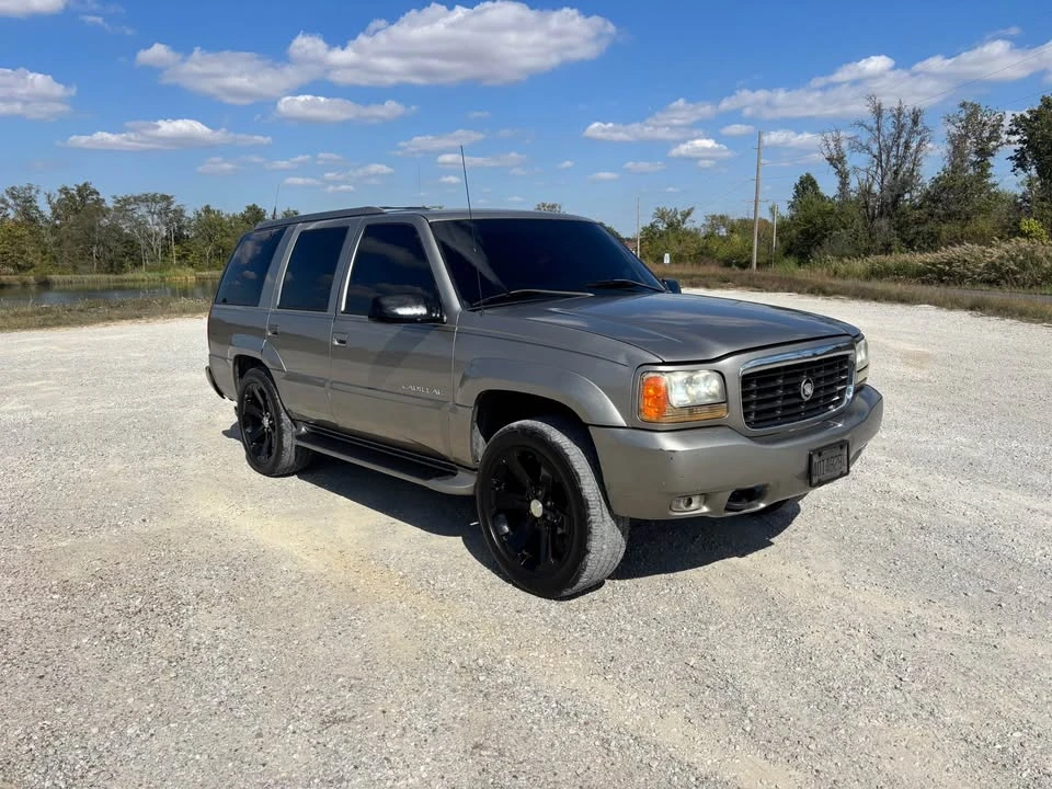 2000 Cadillac Escalade 1st Gen - Image 2 of 17