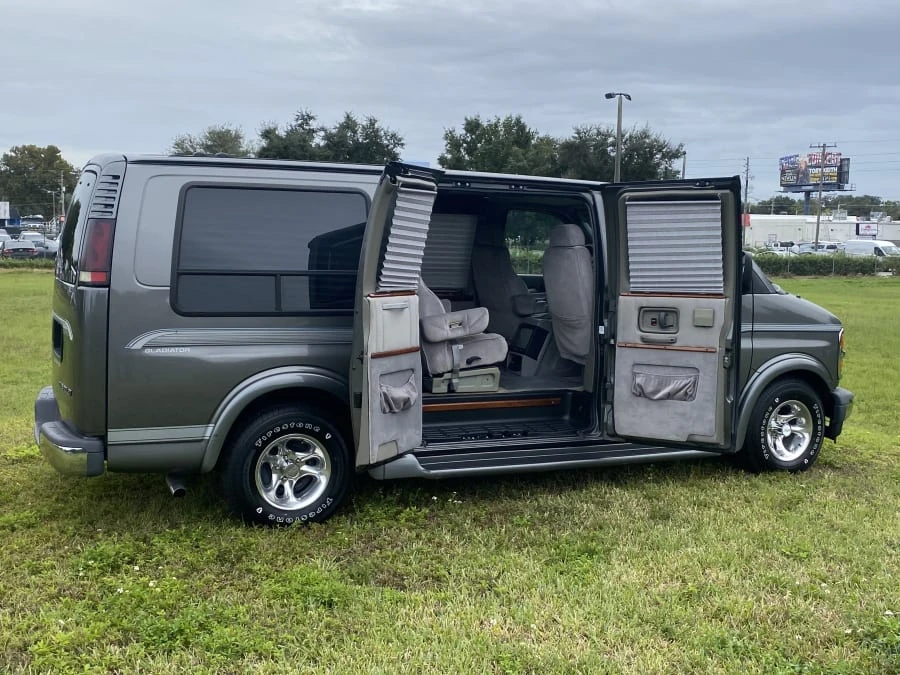 2000 Chevrolet Express - Image 3 of 21