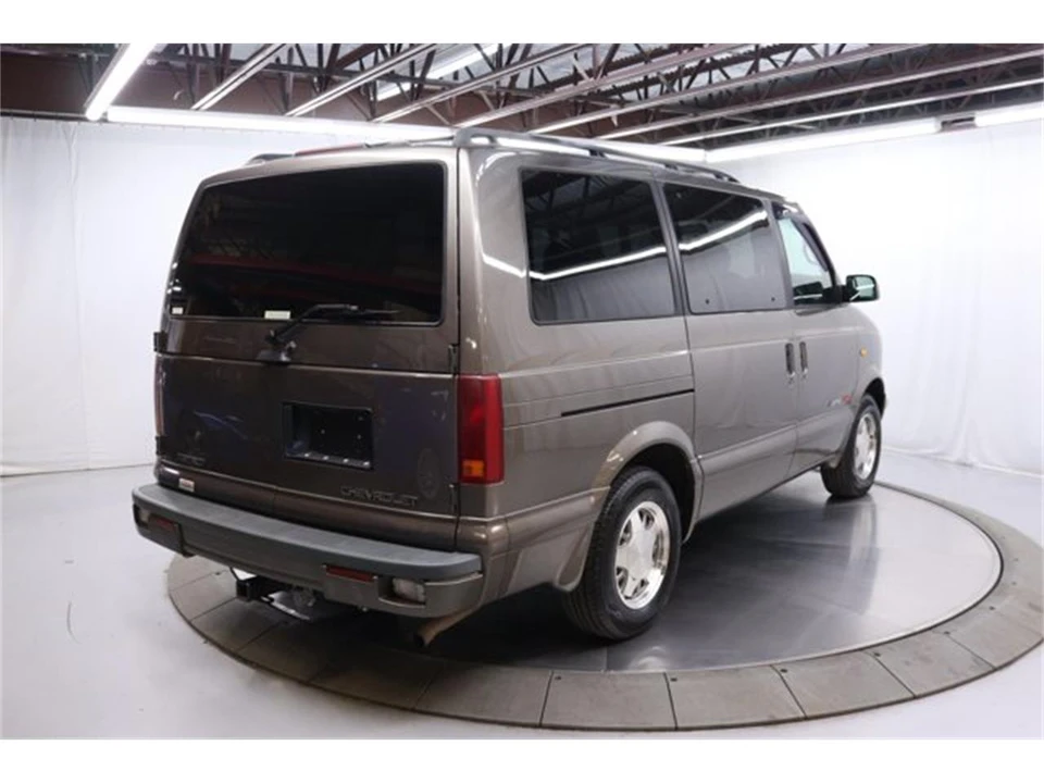 2000 Chevrolet Astro - Image 7 of 31