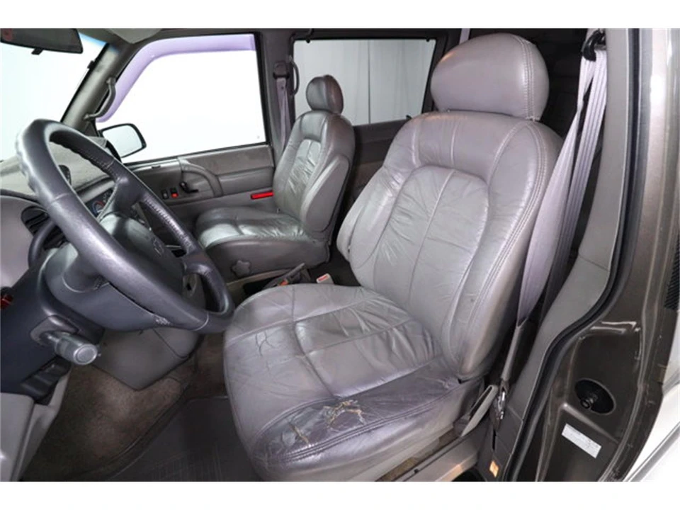 2000 Chevrolet Astro - Image 17 of 31