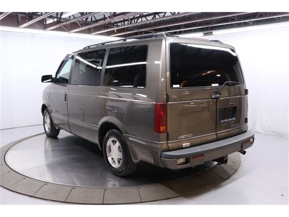 2000 Chevrolet Astro - Image 5 of 31