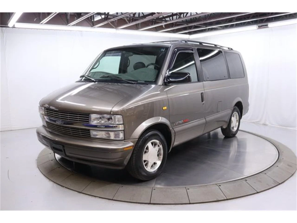 2000 Chevrolet Astro - Image 2 of 31