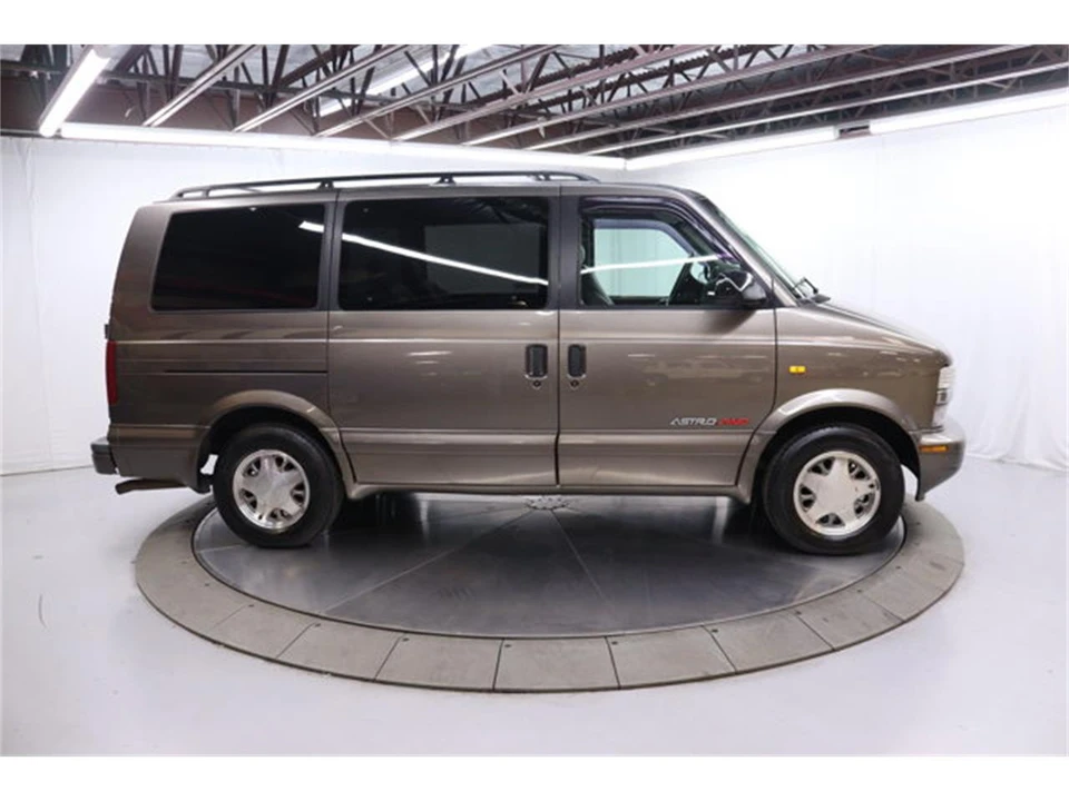 2000 Chevrolet Astro - Image 8 of 31