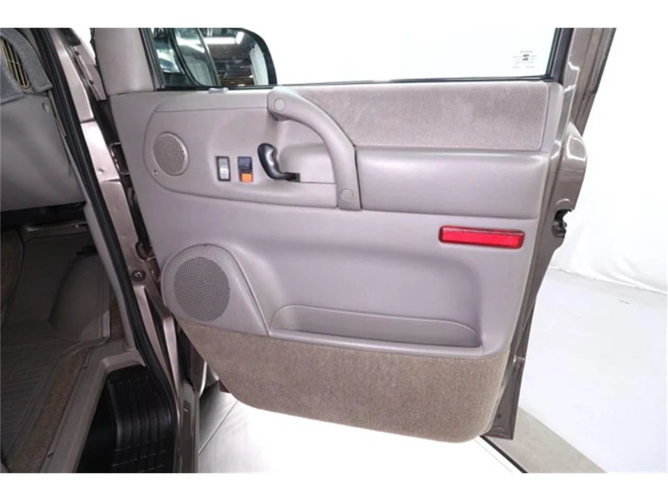 2000 Chevrolet Astro - Image 24 of 31
