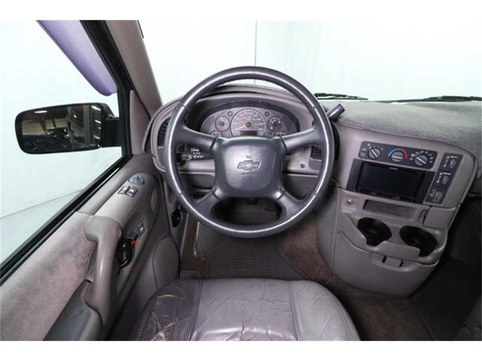 2000 Chevrolet Astro - Image 10 of 31