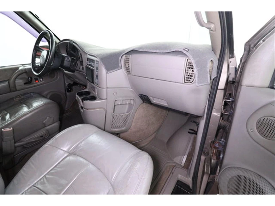 2000 Chevrolet Astro - Image 16 of 31