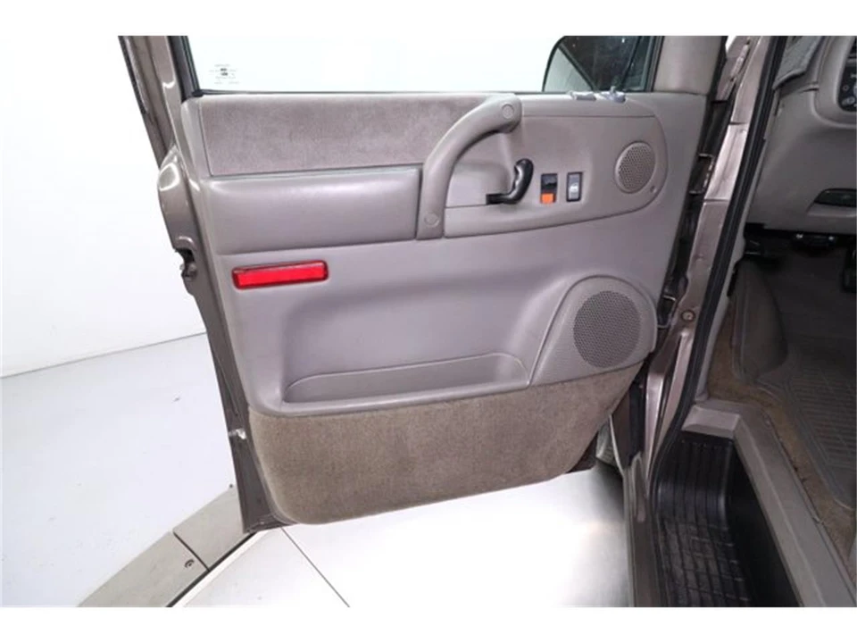 2000 Chevrolet Astro - Image 23 of 31