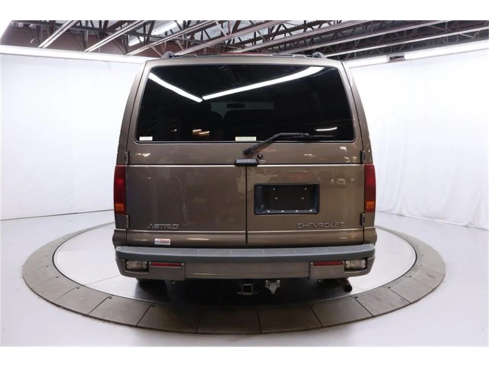 2000 Chevrolet Astro - Image 6 of 31
