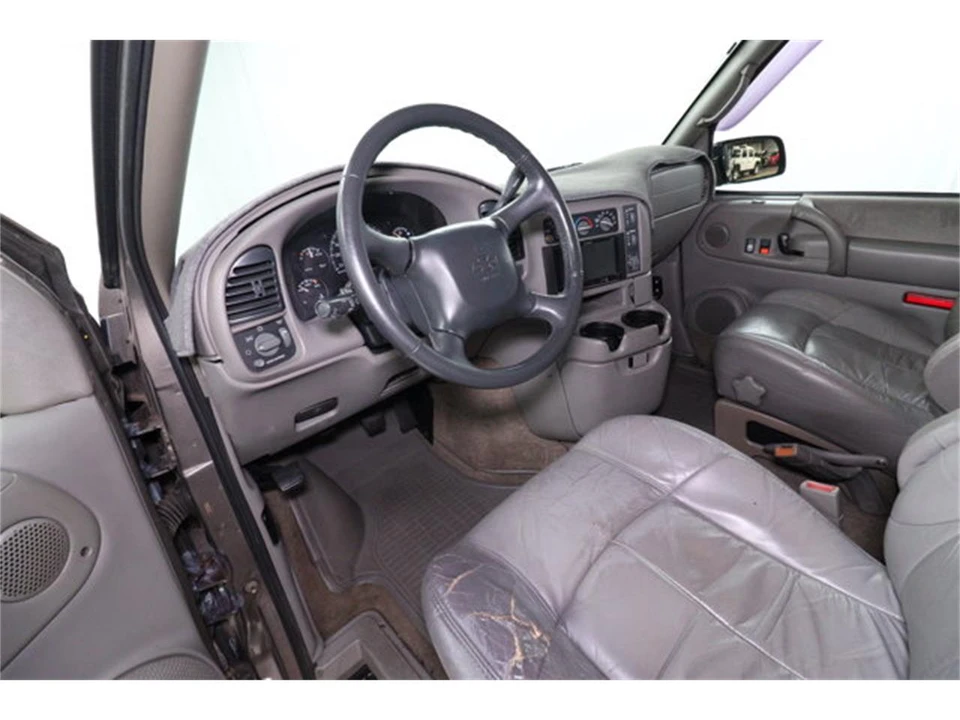 2000 Chevrolet Astro - Image 9 of 31