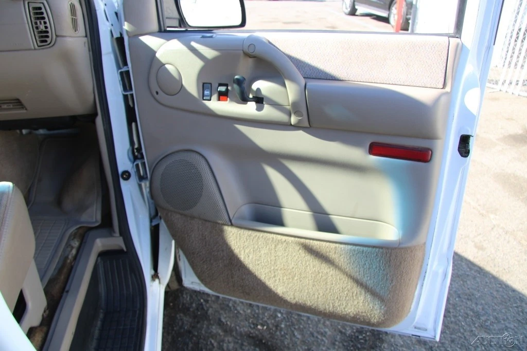 2000 Chevrolet Astro - Image 18 of 21