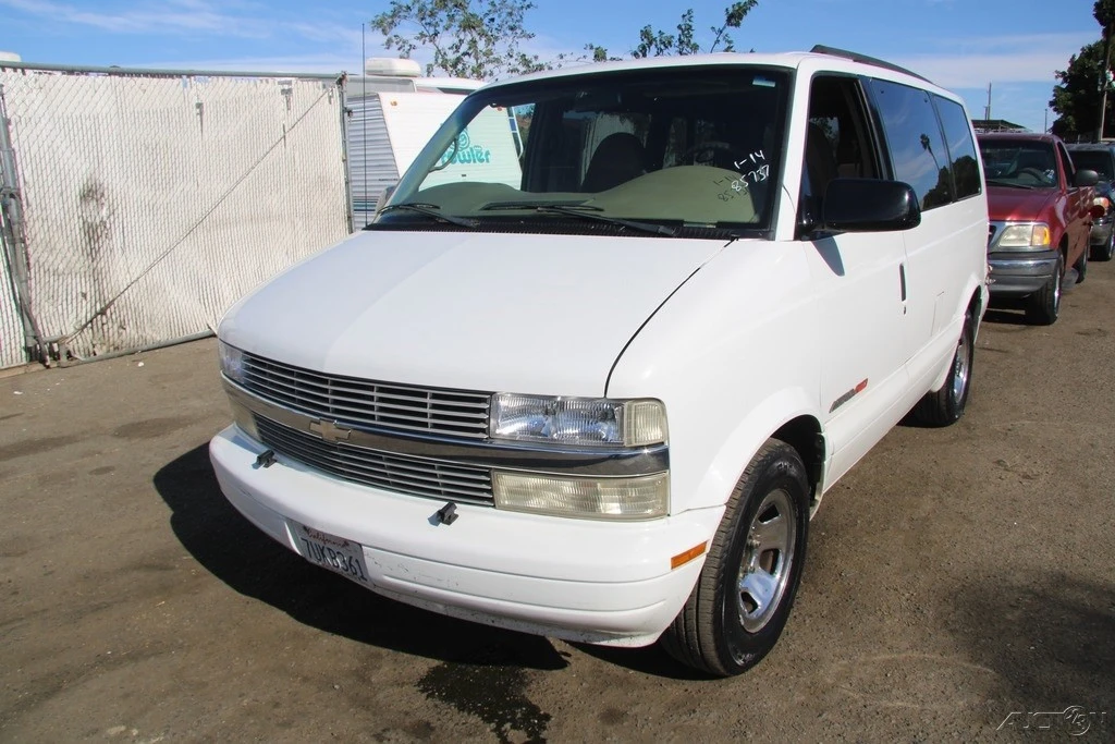 2000 Chevrolet Astro - Image 2 of 21
