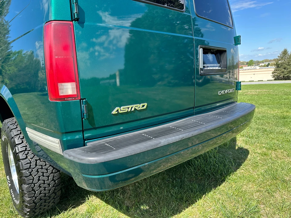 2000 Chevrolet Astro - Image 14 of 15
