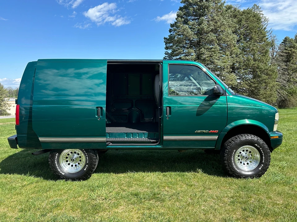 2000 Chevrolet Astro - Image 10 of 15