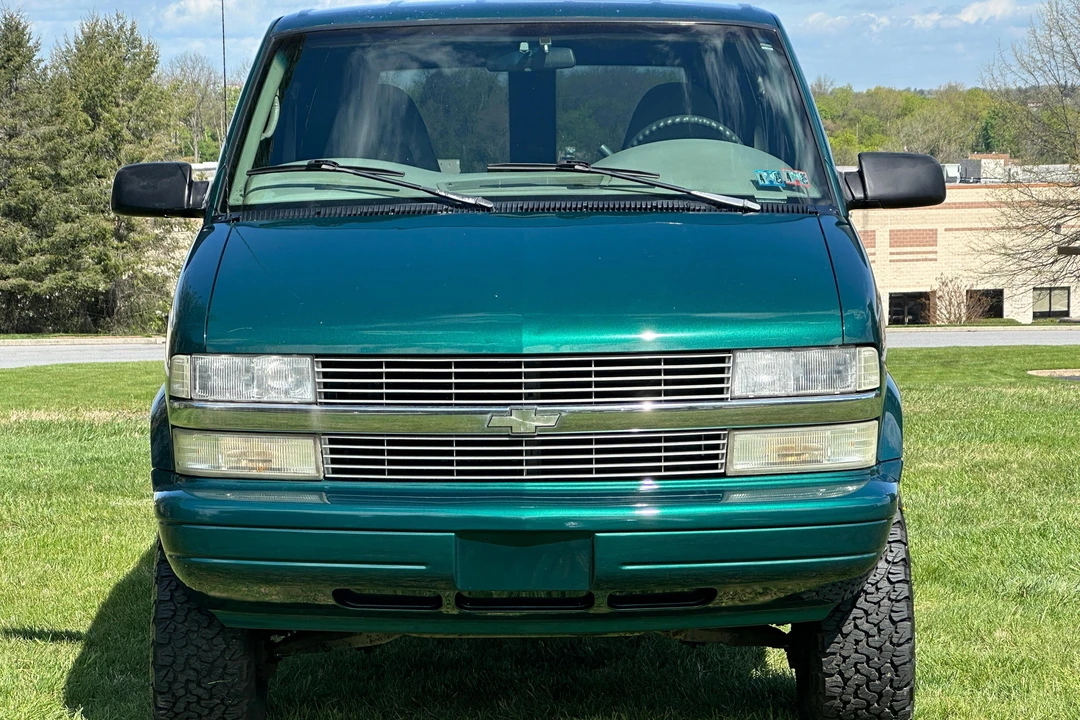 2000 Chevrolet Astro - Image 2 of 15