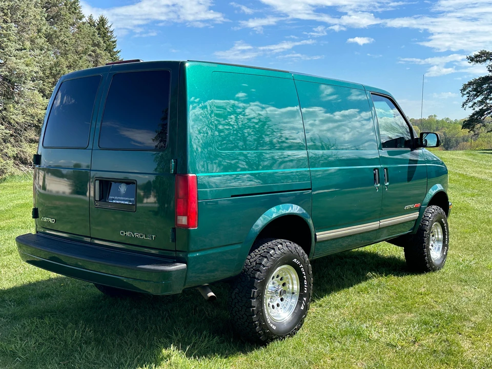 2000 Chevrolet Astro - Image 9 of 15