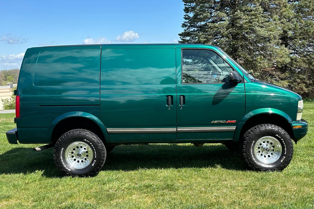2000 Chevrolet Astro - Image 3 of 15