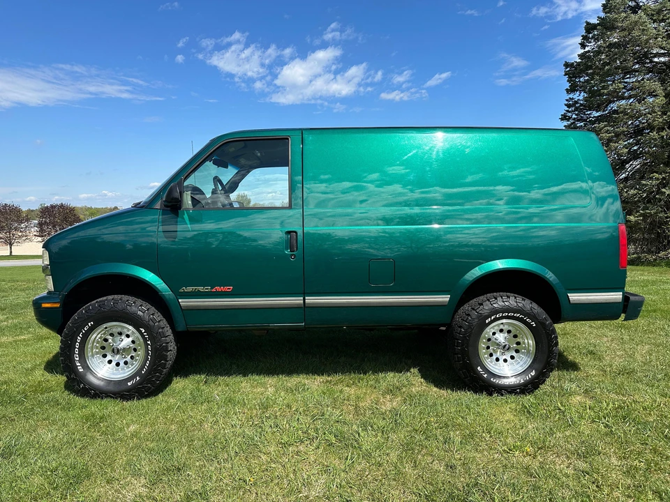 2000 Chevrolet Astro - Image 8 of 15