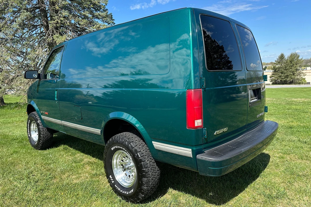 2000 Chevrolet Astro - Image 4 of 15