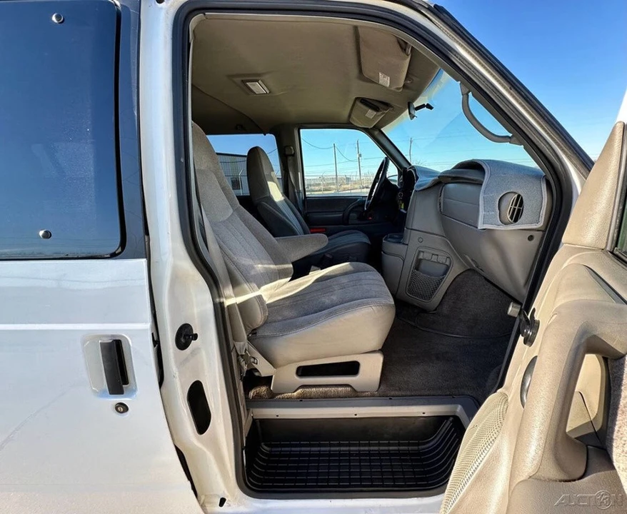 2000 Chevrolet Astro - Image 9 of 21