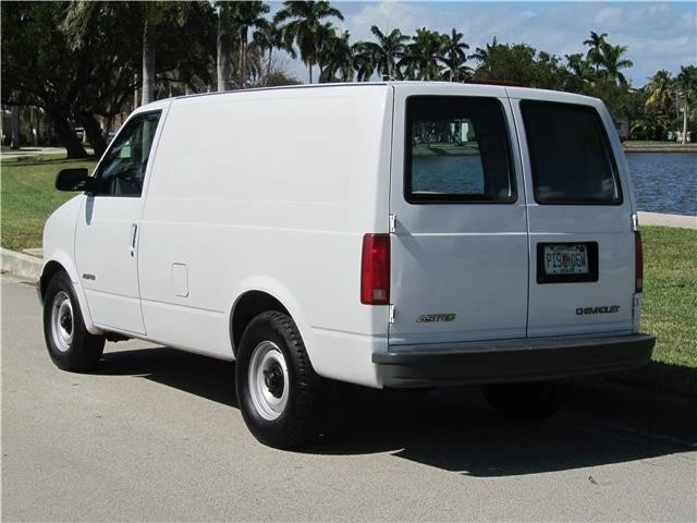 2000 Chevrolet Astro - Image 2 of 12