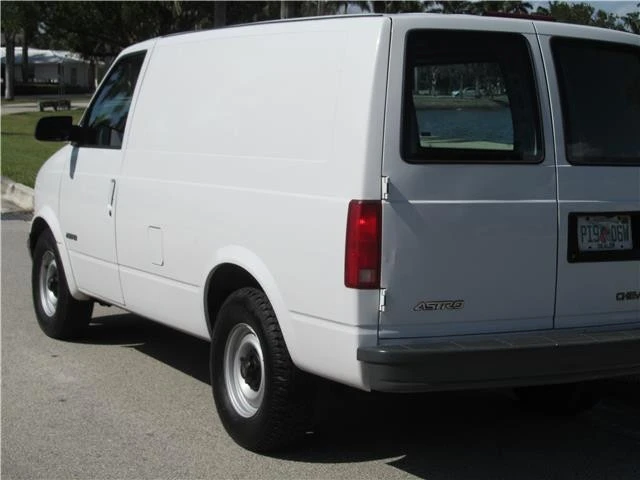 2000 Chevrolet Astro - Image 3 of 12