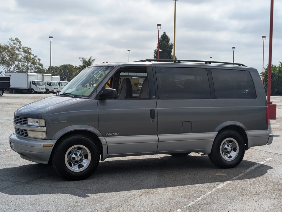 2000 Chevrolet Astro - Image 2 of 12