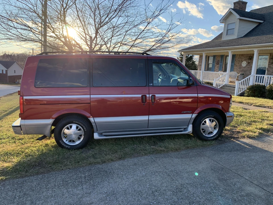 2000 Chevrolet Astro - Image 12 of 31