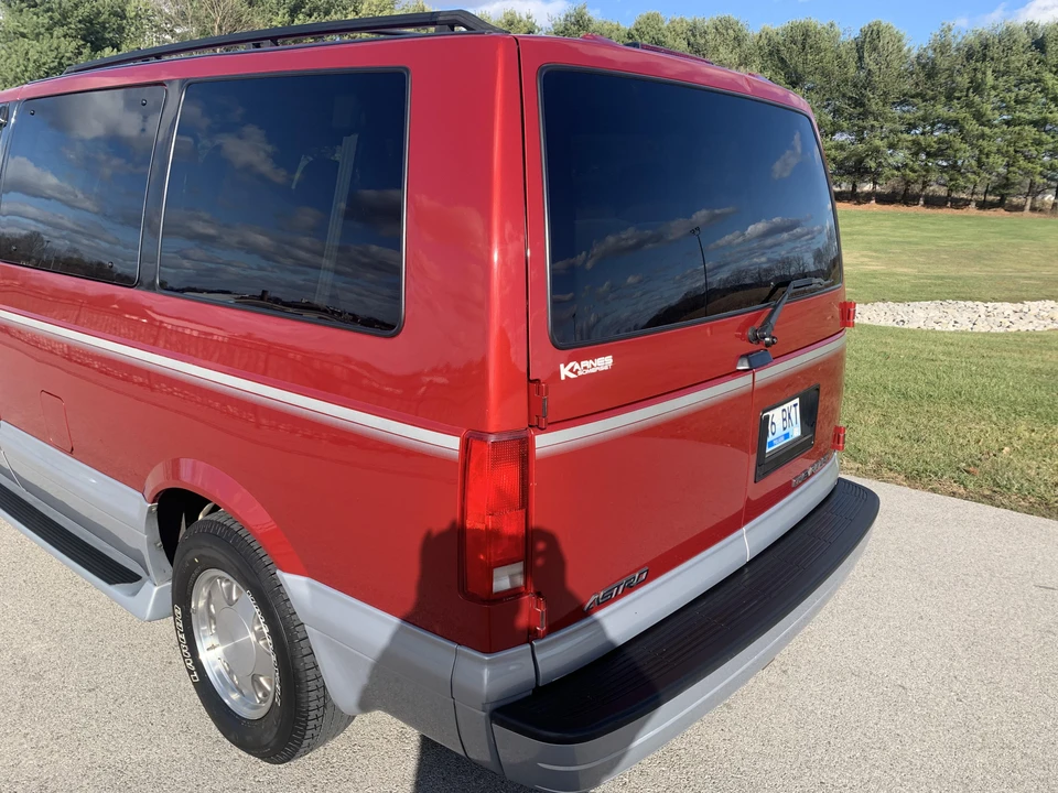 2000 Chevrolet Astro - Image 21 of 31