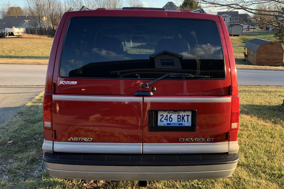 2000 Chevrolet Astro - Image 5 of 31