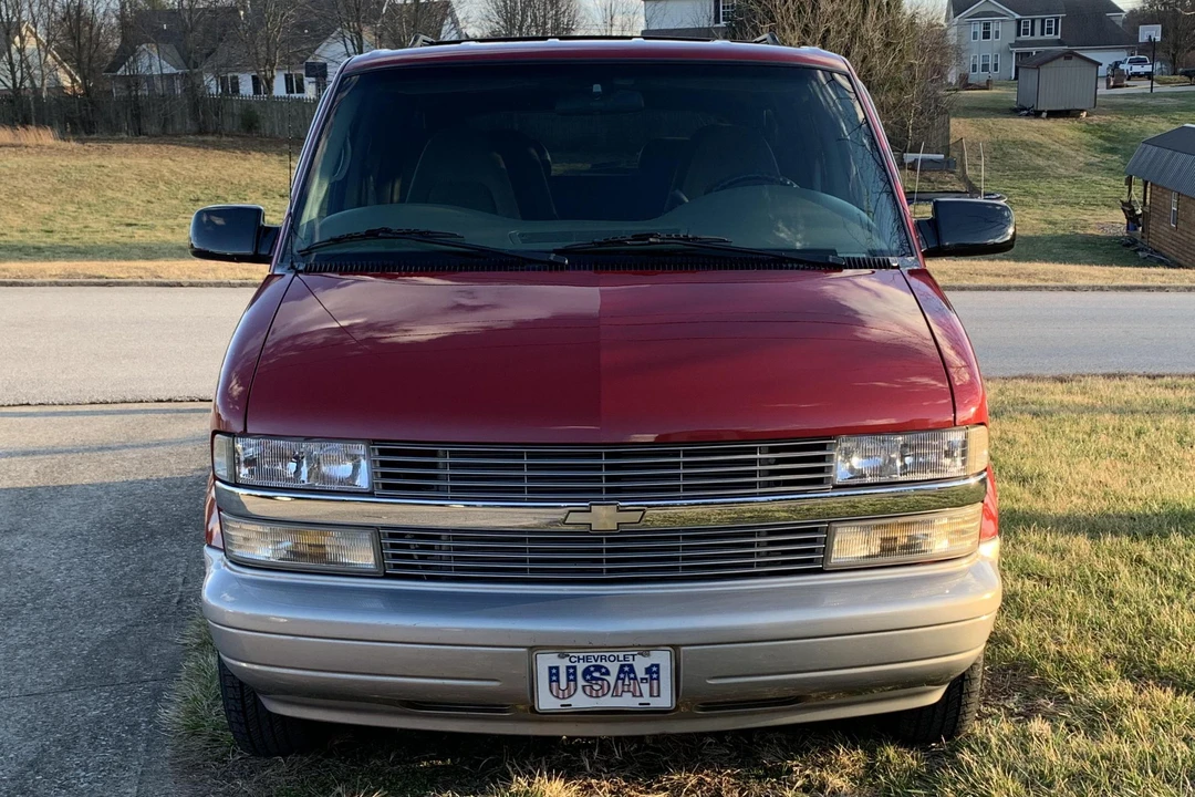 2000 Chevrolet Astro - Image 2 of 31