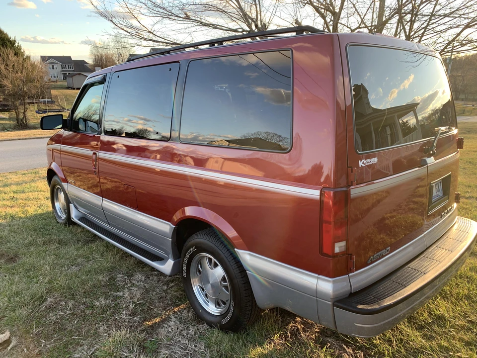 2000 Chevrolet Astro - Image 9 of 31
