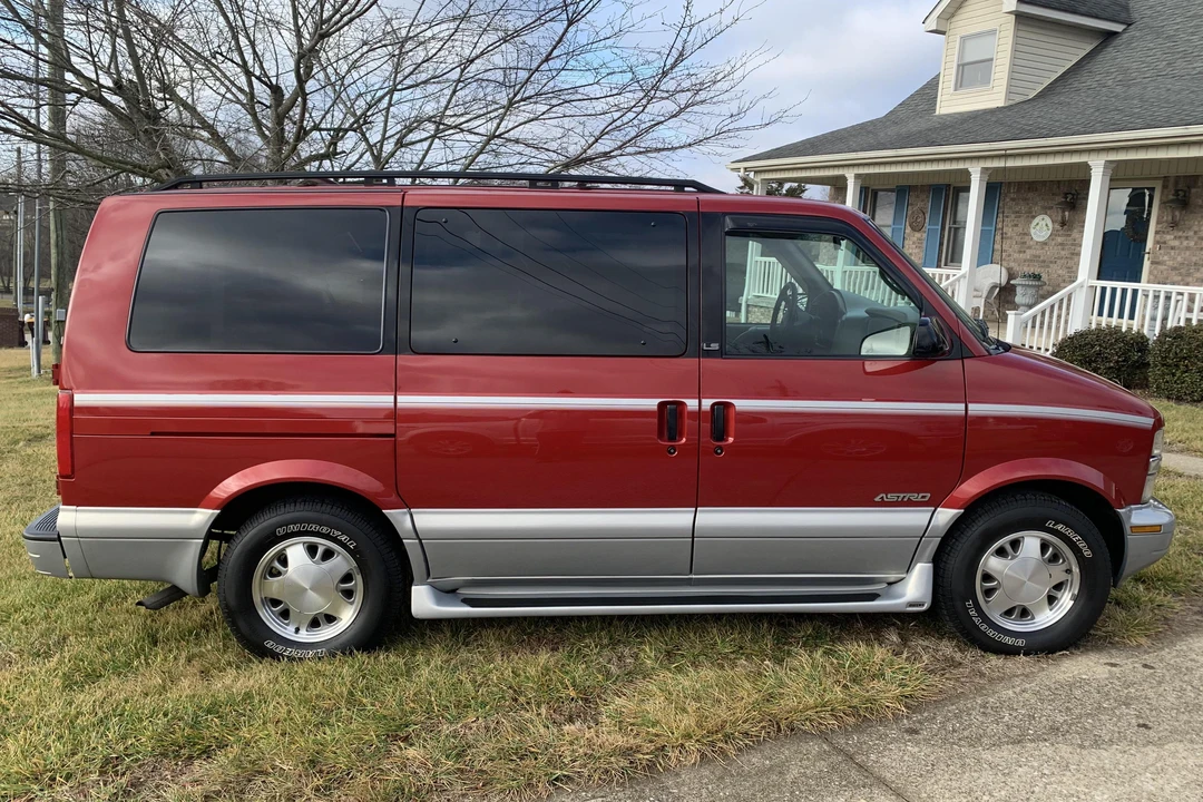 2000 Chevrolet Astro - Image 3 of 31