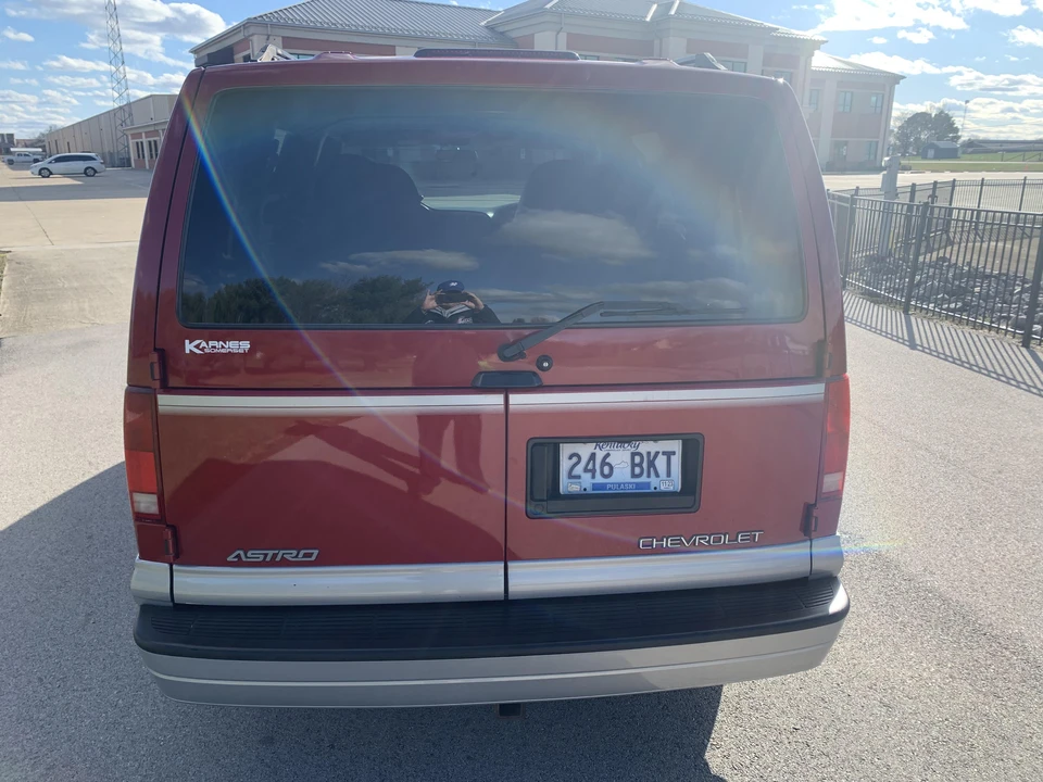 2000 Chevrolet Astro - Image 10 of 31