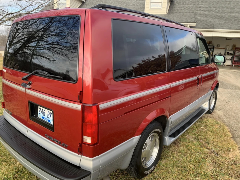 2000 Chevrolet Astro - Image 25 of 31