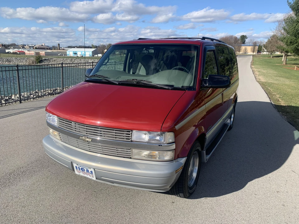2000 Chevrolet Astro - Image 7 of 31