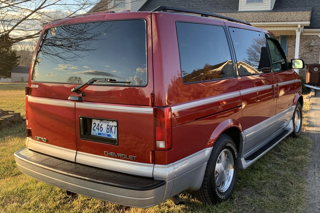 2000 Chevrolet Astro - Image 4 of 31