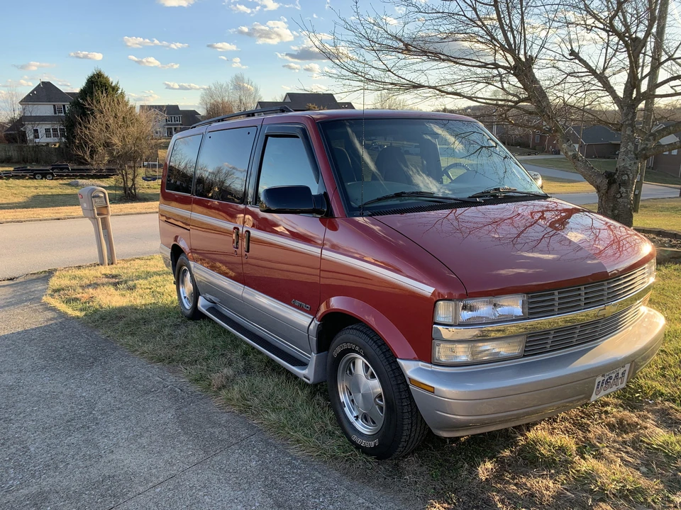2000 Chevrolet Astro - Image 13 of 31