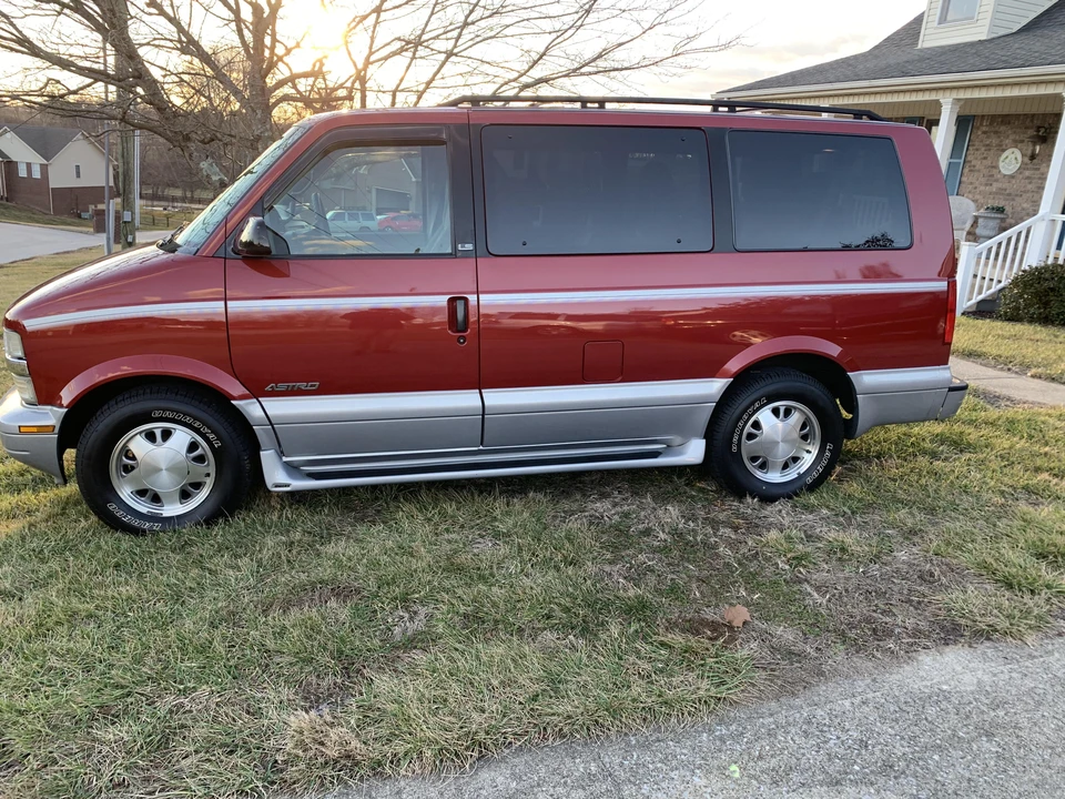 2000 Chevrolet Astro - Image 8 of 31