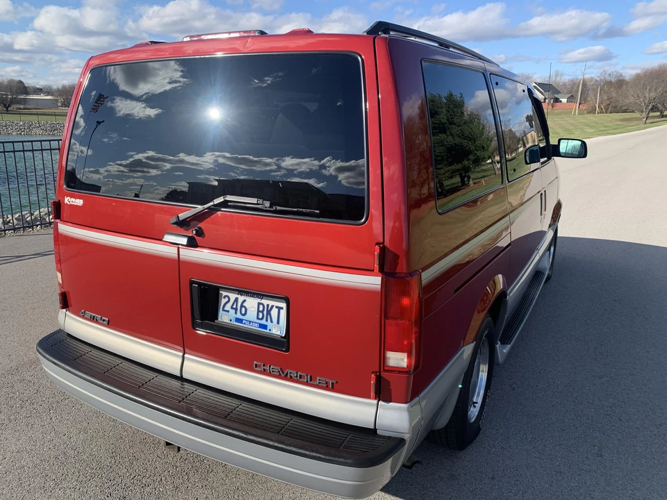 2000 Chevrolet Astro - Image 11 of 31