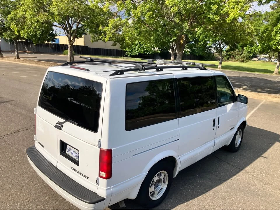 2000 Chevrolet Astro - Image 9 of 20