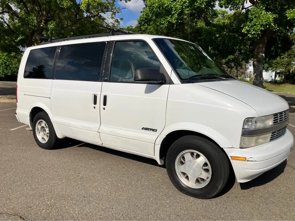 2000 Chevrolet Astro - Image 2 of 20