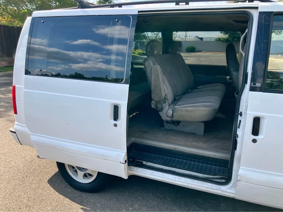 2000 Chevrolet Astro - Image 10 of 20